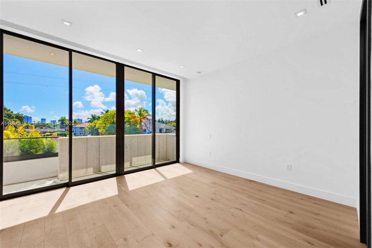 478 Tamarind Dr, Hallandale Beach, FL 33009 Photo