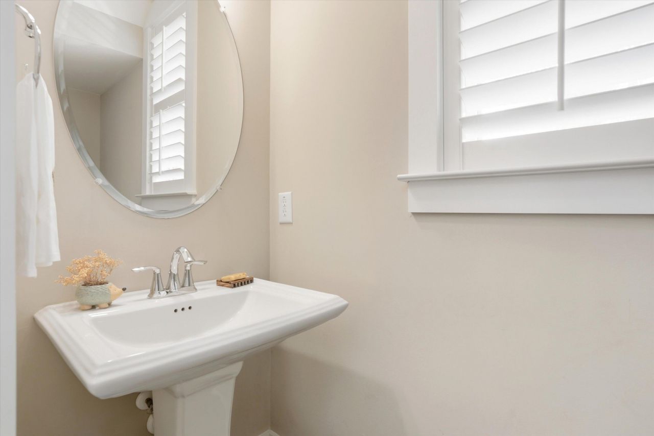 2548 Josiah Street Photo 8