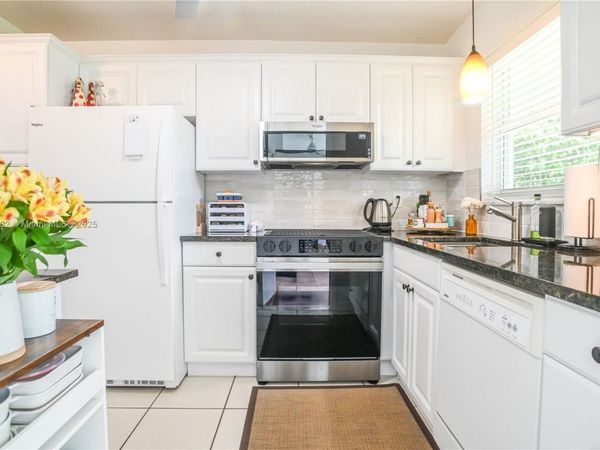 581 Blue Heron Dr, Unit 112-B, Hallandale Beach, FL 33009