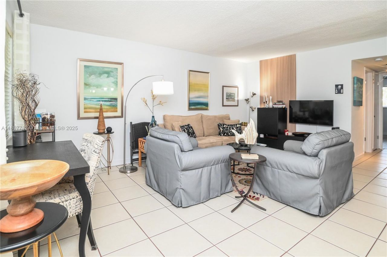 581 Blue Heron Dr, Unit 112-B, Hallandale Beach, FL 33009 Photo