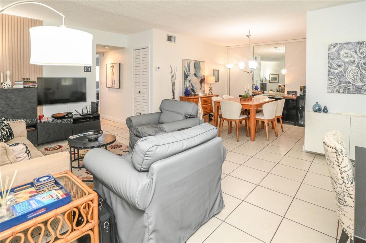 581 Blue Heron Dr, Unit 112-B, Hallandale Beach, FL 33009 Photo