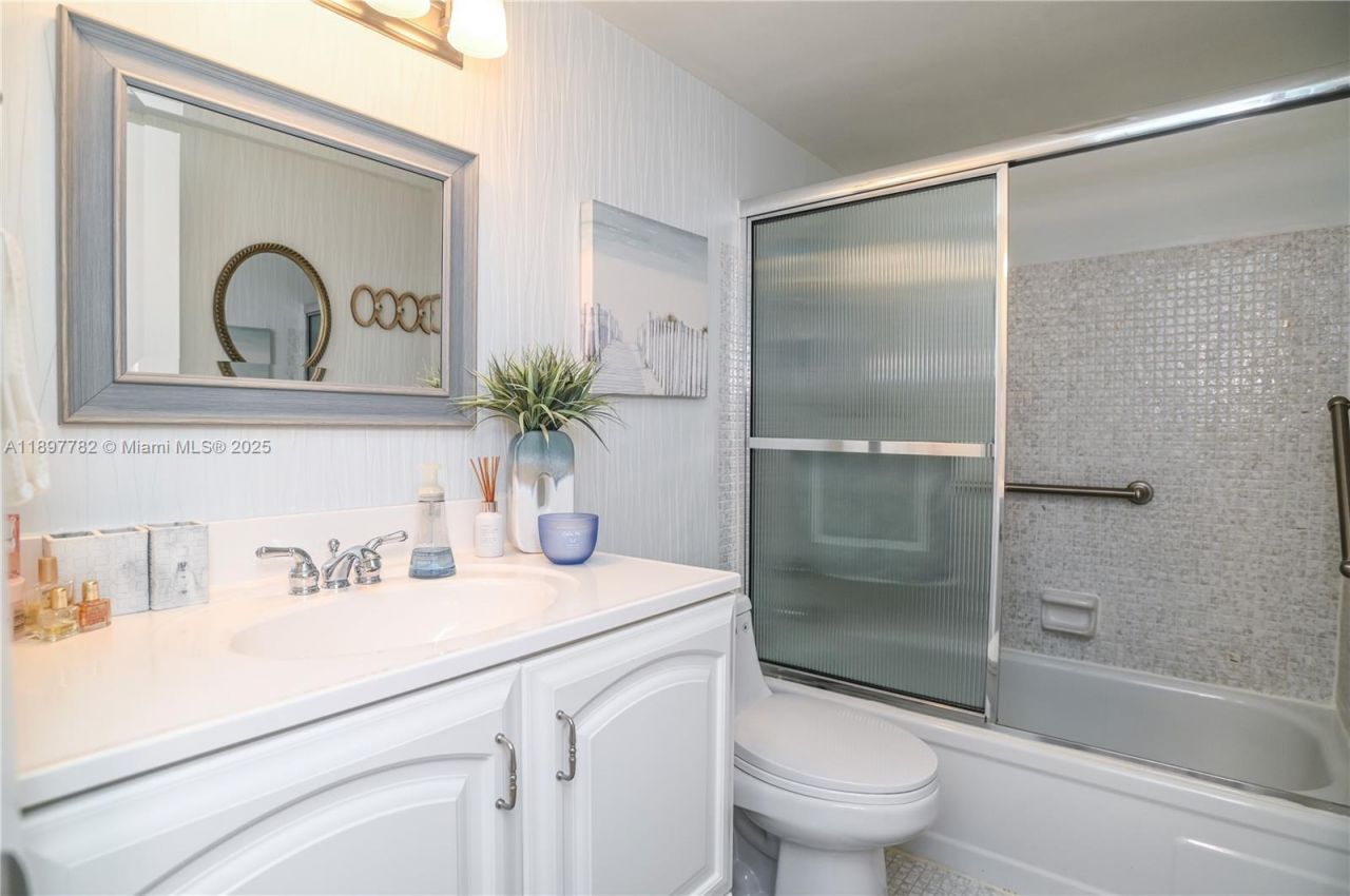 581 Blue Heron Dr, Unit 112-B, Hallandale Beach, FL 33009 Photo