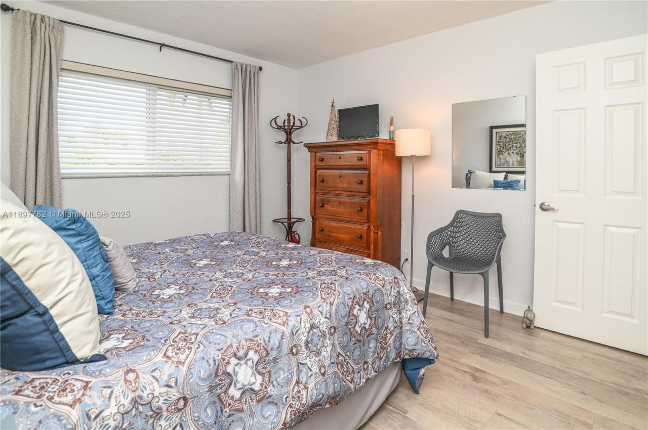 581 Blue Heron Dr, Unit 112-B, Hallandale Beach, FL 33009 Photo