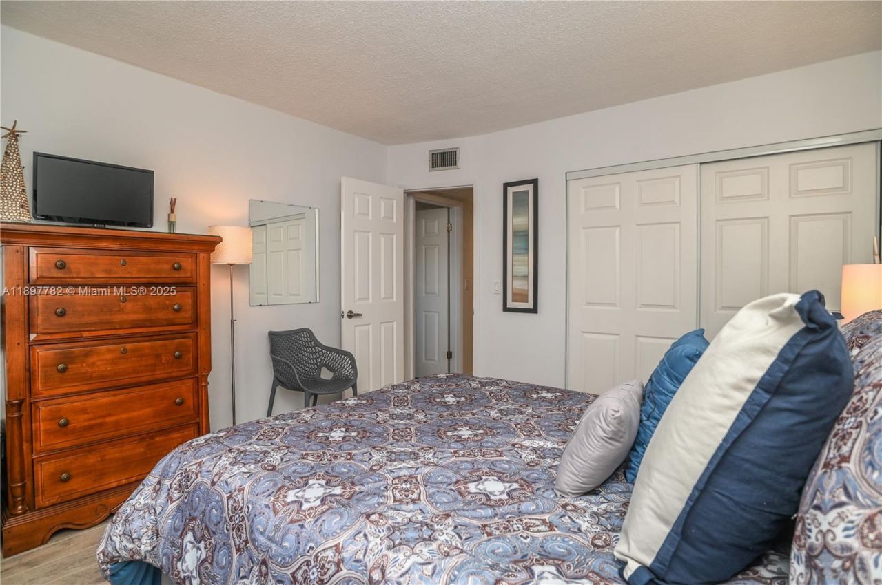 581 Blue Heron Dr, Unit 112-B, Hallandale Beach, FL 33009 Photo