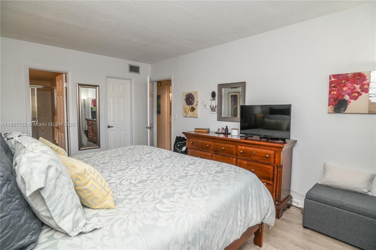 581 Blue Heron Dr, Unit 112-B, Hallandale Beach, FL 33009 Photo