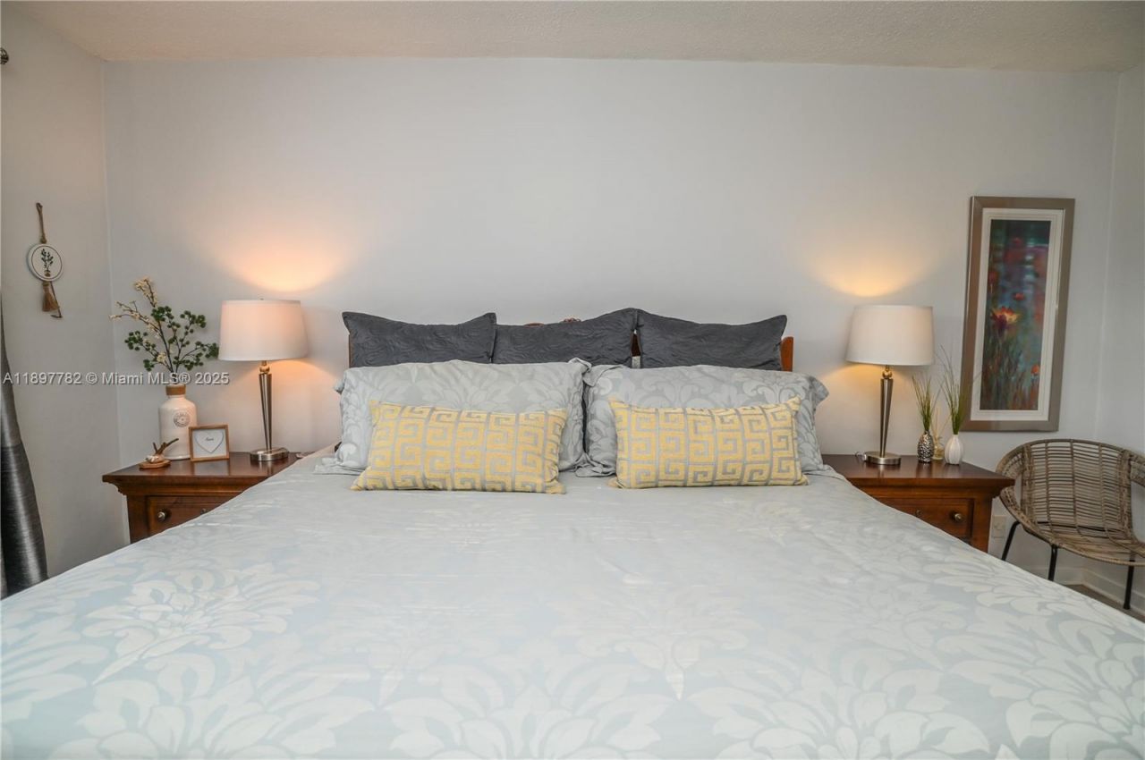 581 Blue Heron Dr, Unit 112-B, Hallandale Beach, FL 33009 Photo