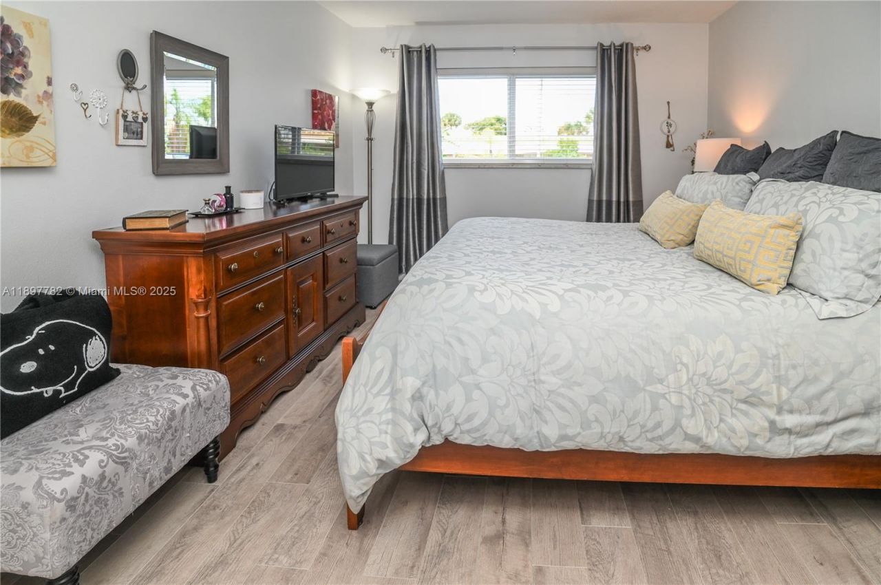 581 Blue Heron Dr, Unit 112-B, Hallandale Beach, FL 33009 Photo