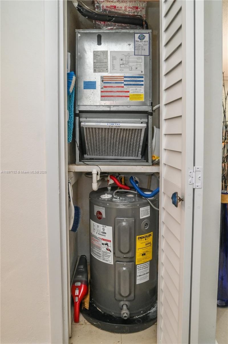 581 Blue Heron Dr, Unit 112-B, Hallandale Beach, FL 33009 Photo