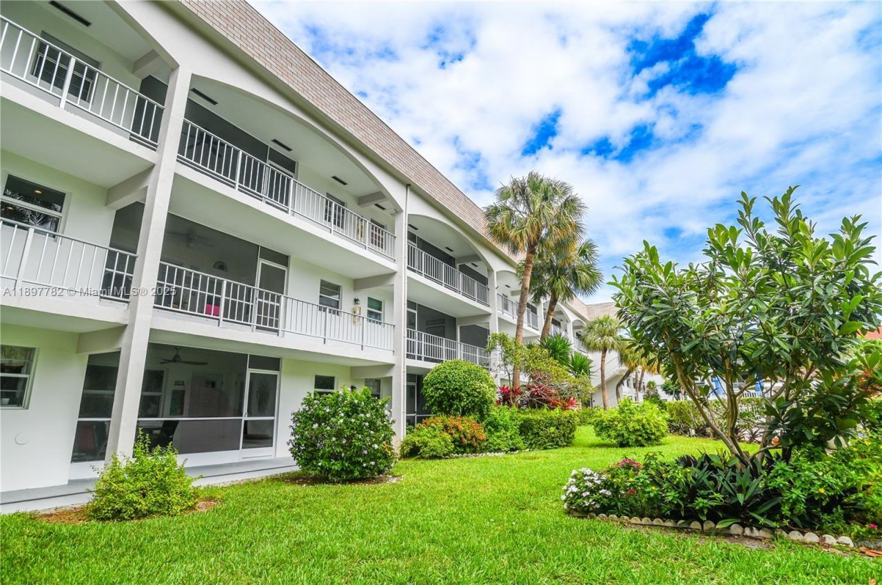 581 Blue Heron Dr, Unit 112-B, Hallandale Beach, FL 33009 Photo