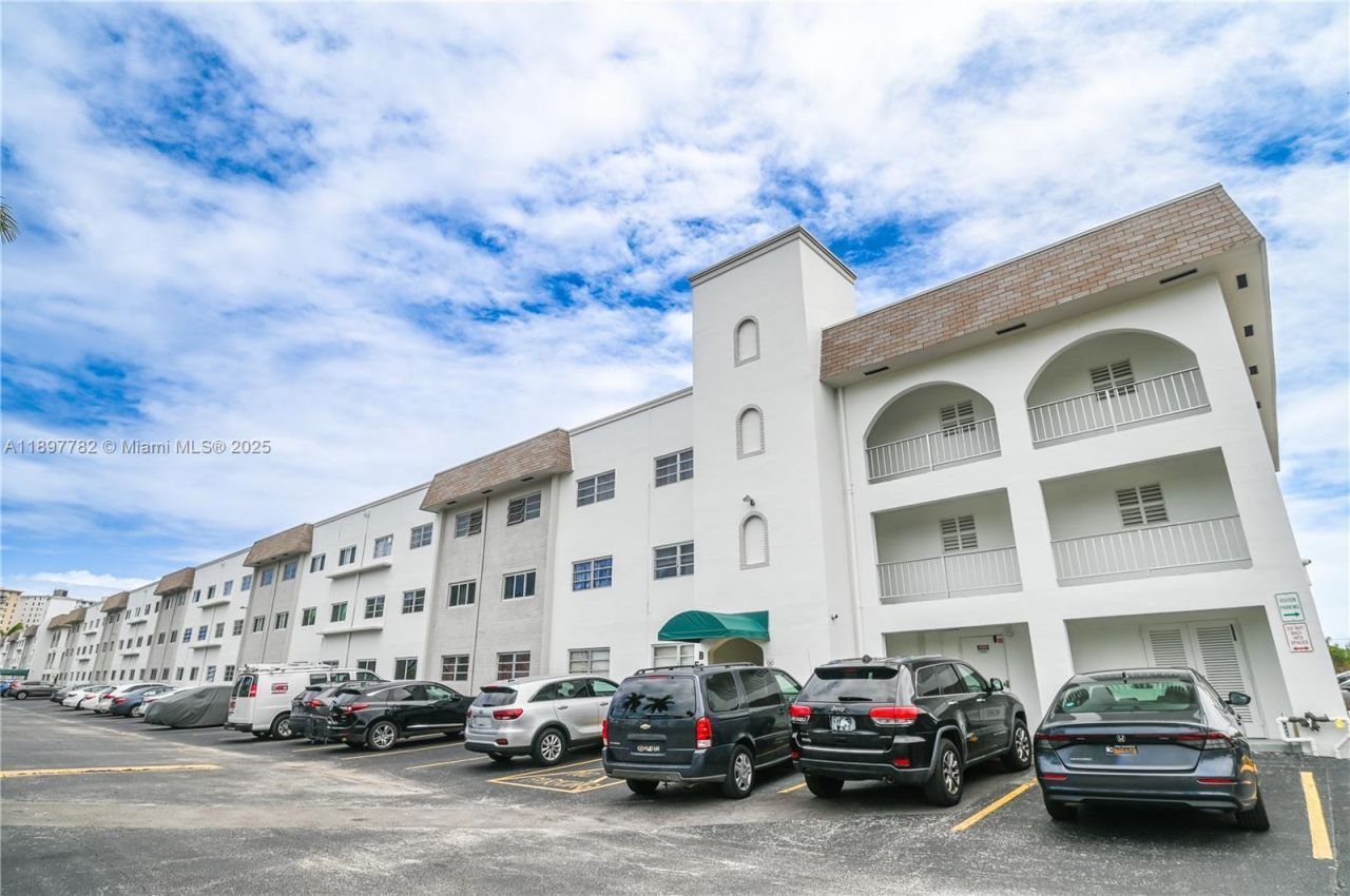 581 Blue Heron Dr, Unit 112-B, Hallandale Beach, FL 33009 Photo