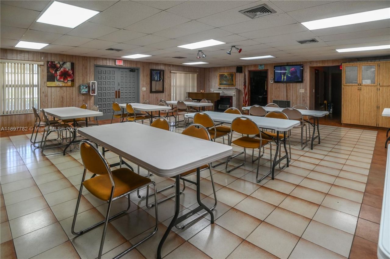 581 Blue Heron Dr, Unit 112-B, Hallandale Beach, FL 33009 Photo