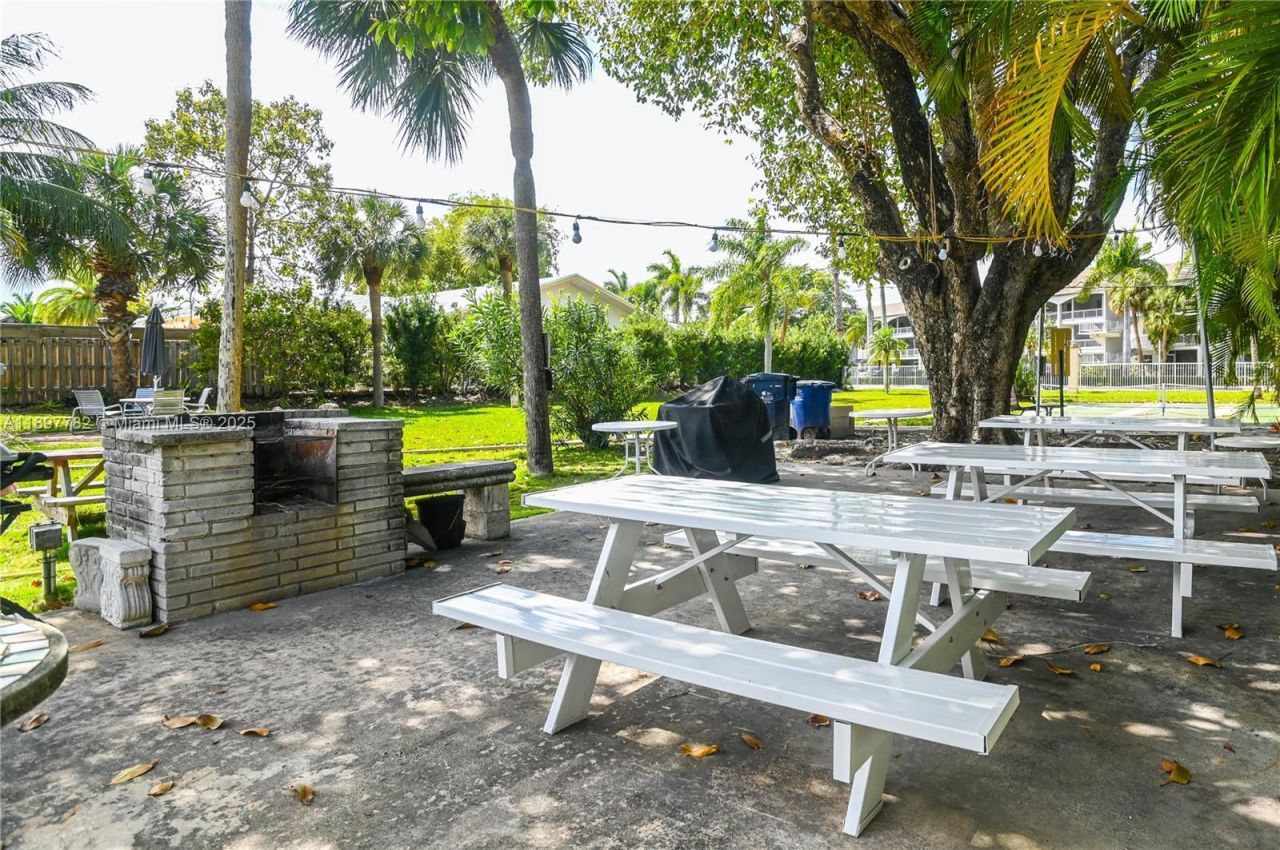 581 Blue Heron Dr, Unit 112-B, Hallandale Beach, FL 33009 Photo