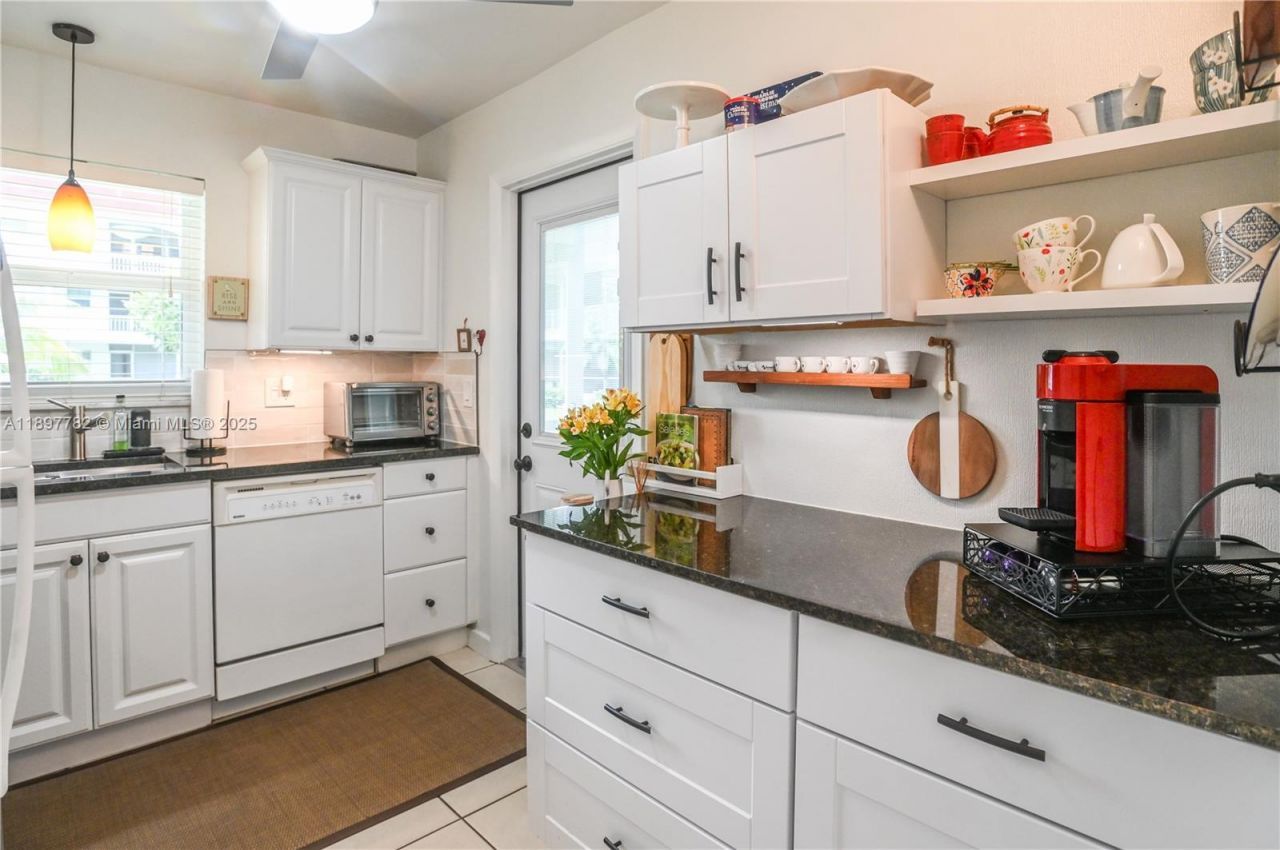 581 Blue Heron Dr, Unit 112-B, Hallandale Beach, FL 33009 Photo