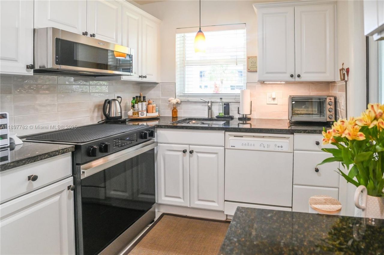 581 Blue Heron Dr, Unit 112-B, Hallandale Beach, FL 33009 Photo