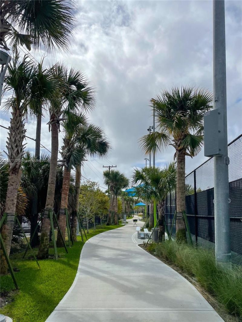 581 Blue Heron Dr, Unit 112-B, Hallandale Beach, FL 33009 Photo