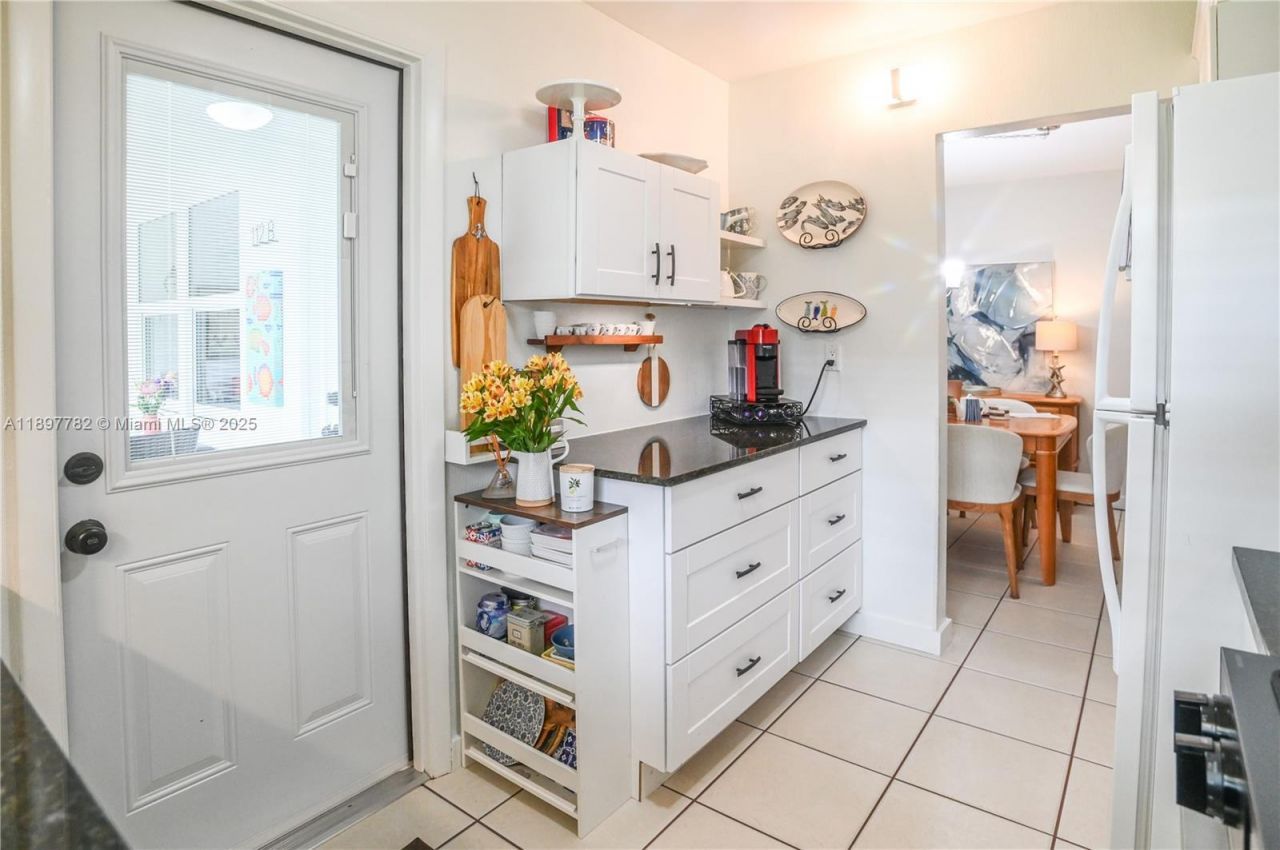 581 Blue Heron Dr, Unit 112-B, Hallandale Beach, FL 33009 Photo