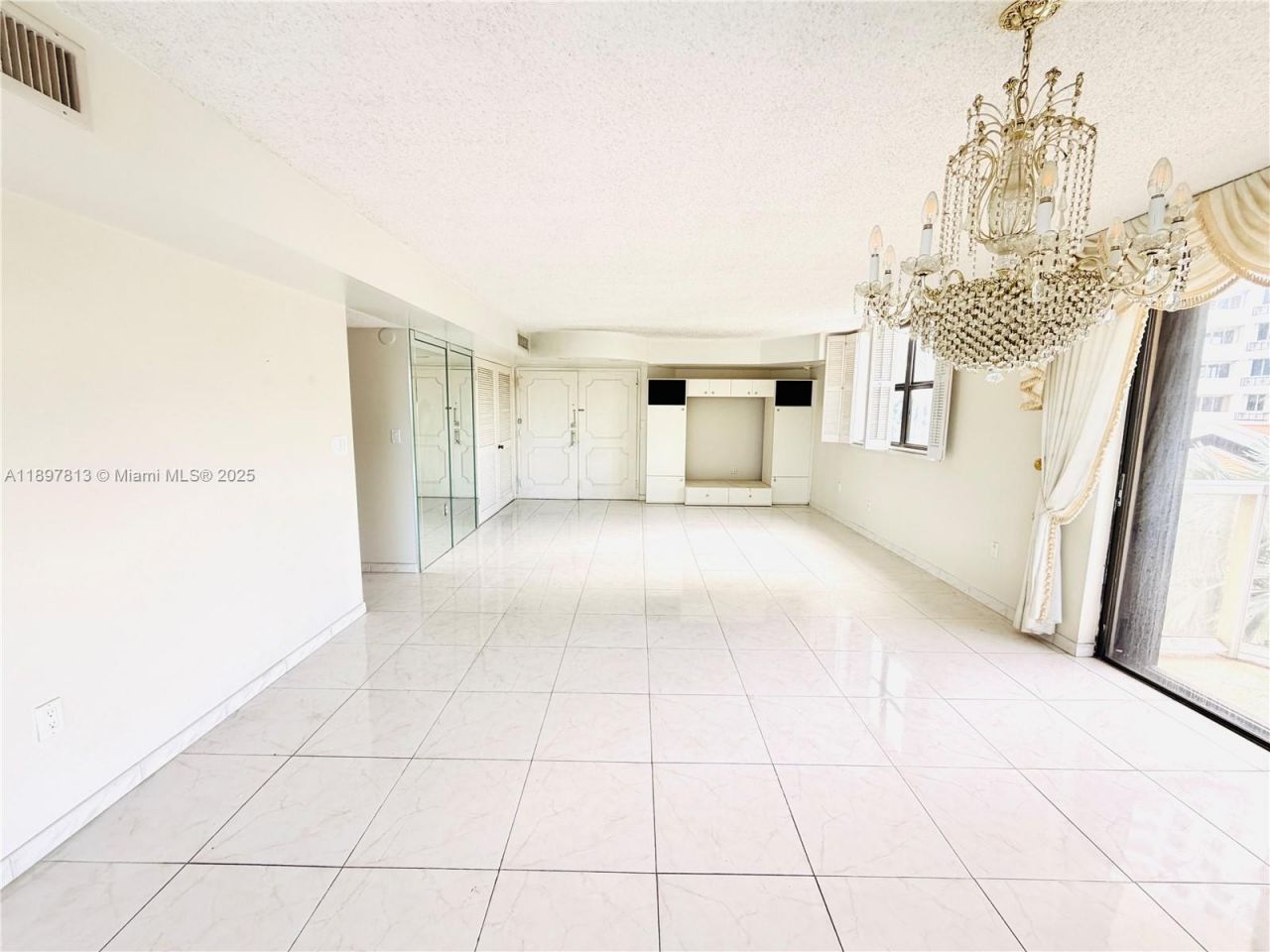 6423 Collins Ave, Unit 310, Miami Beach, FL 33141 Photo