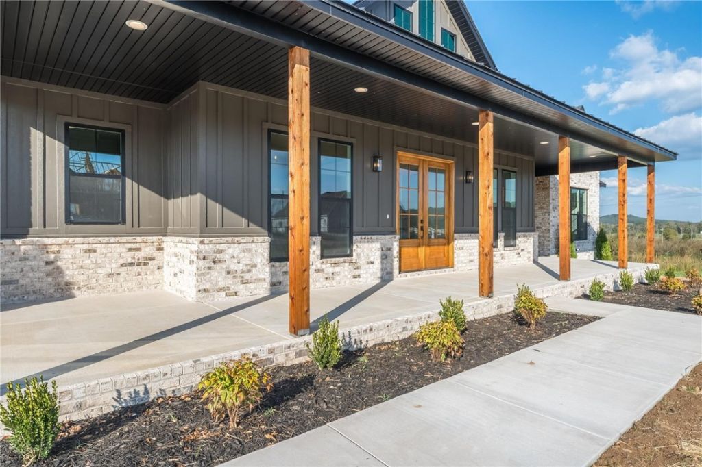 165 Madison 7218 Drive Fayetteville, AR 72703