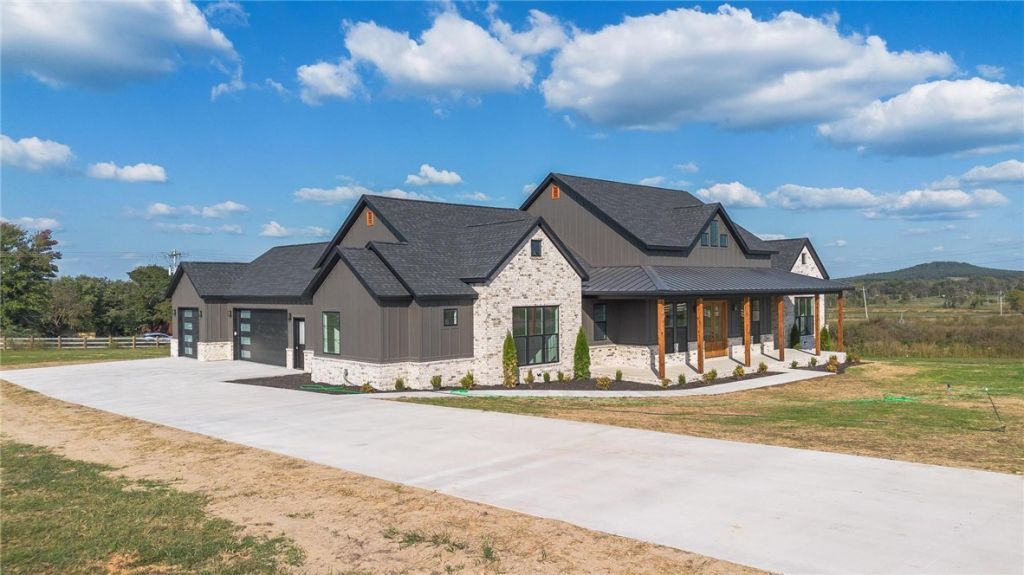 165 Madison 7218 Drive Fayetteville, AR 72703