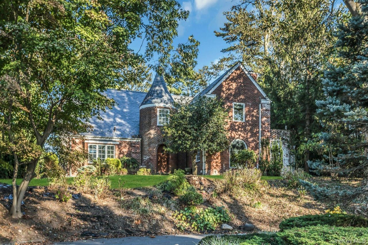 10 Soundview Crest, Manhasset, NY 11030 Main Photo