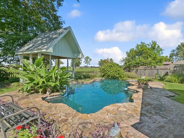 2223 W Canterbury Dr, Laplace, LA 70068