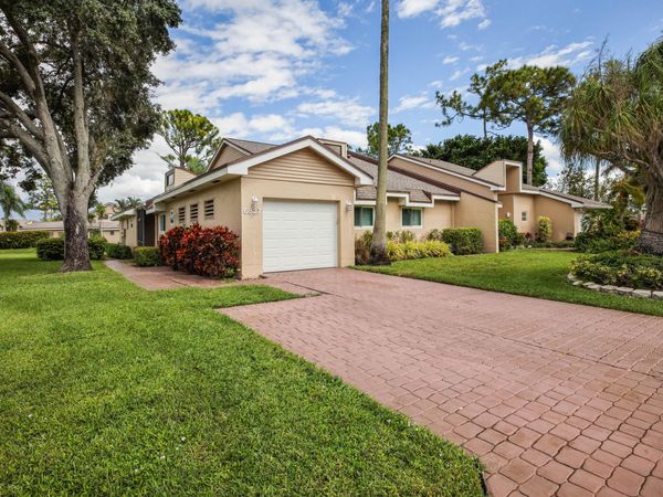 6827 Fountains Circle, Lake Worth, FL 33467