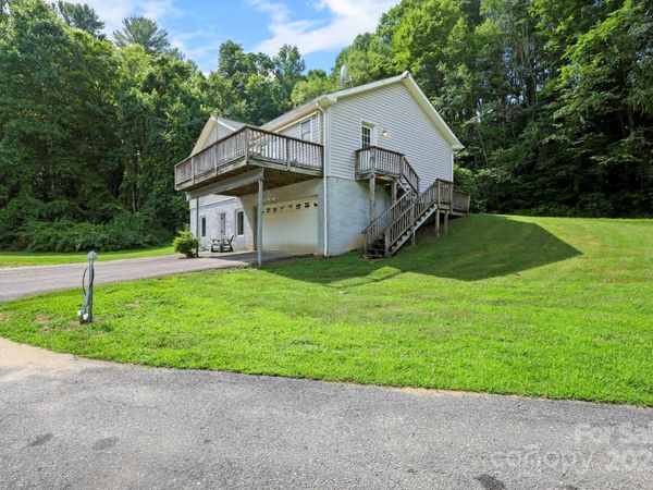 31 Barlow Road, Elk Park, NC 28622