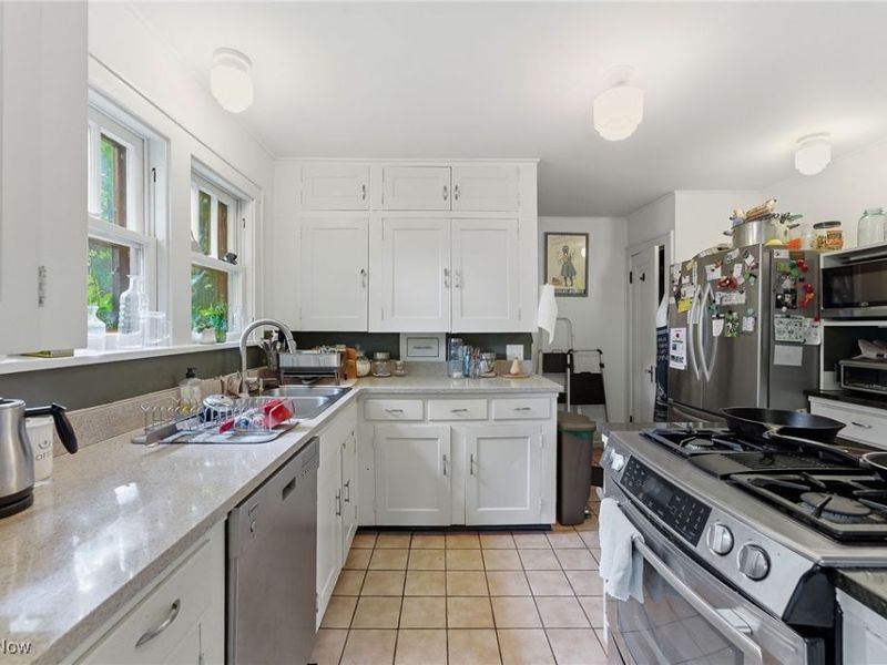 557 Letchworth Drive, Akron, OH 44303 Photo 8