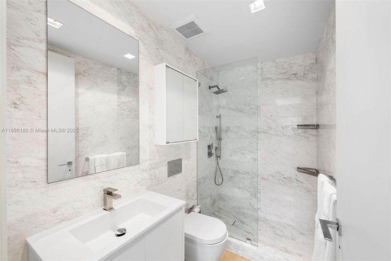 50 S Pointe Dr, Unit TWN7, Miami Beach, FL 33139 Photo