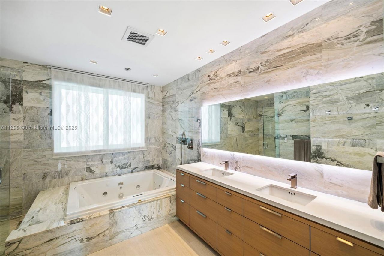 50 S Pointe Dr, Unit TWN7, Miami Beach, FL 33139 Photo