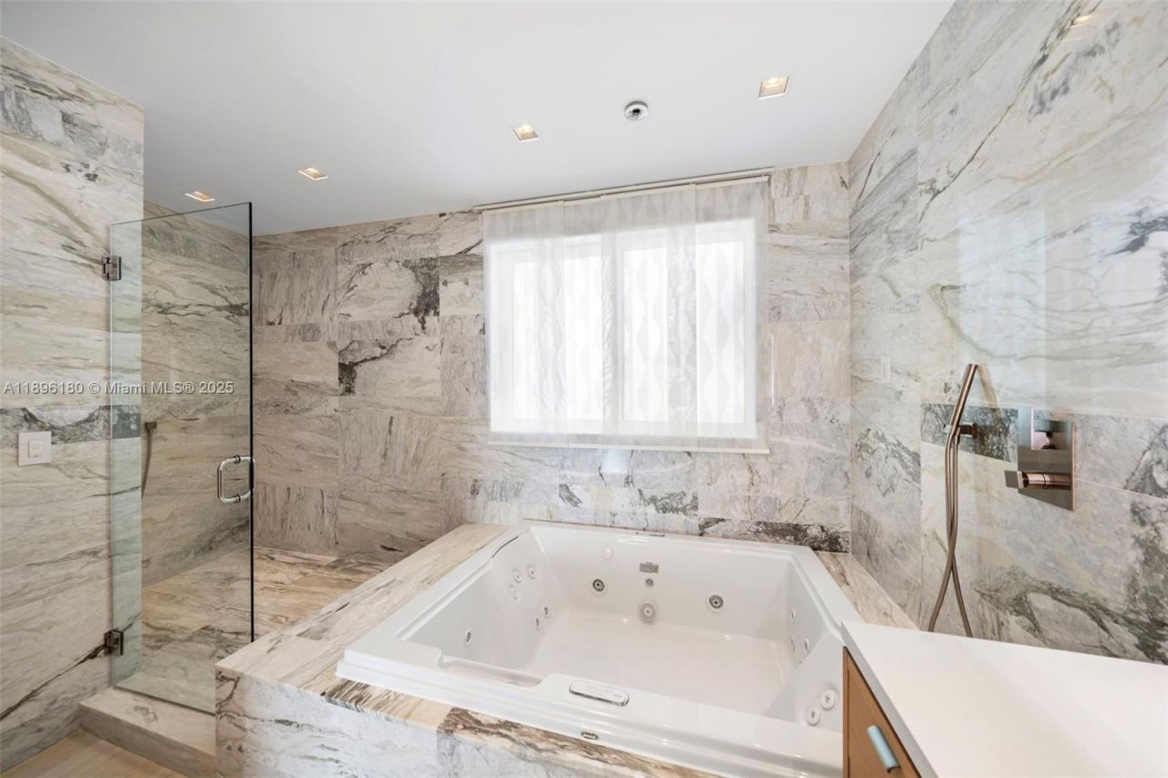 50 S Pointe Dr, Unit TWN7, Miami Beach, FL 33139 Photo