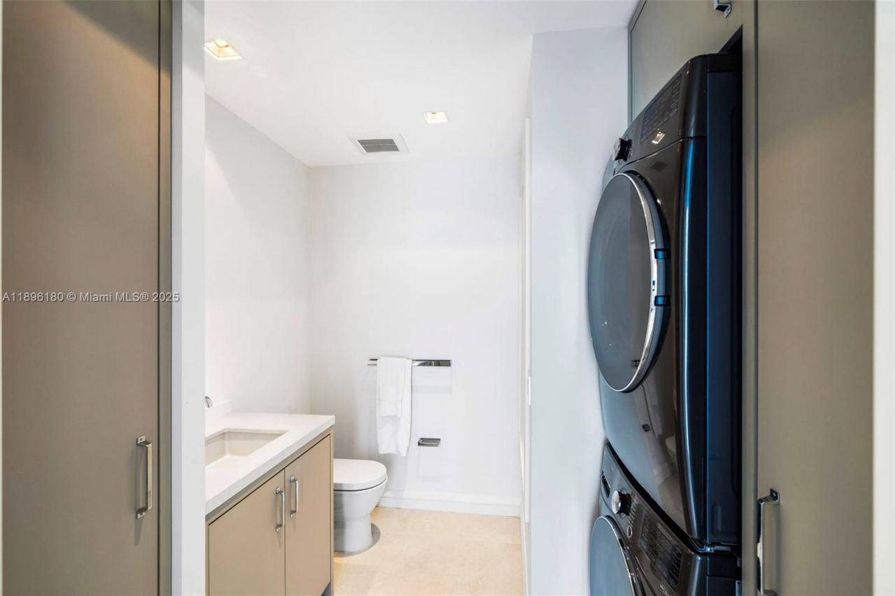 50 S Pointe Dr, Unit TWN7, Miami Beach, FL 33139 Photo