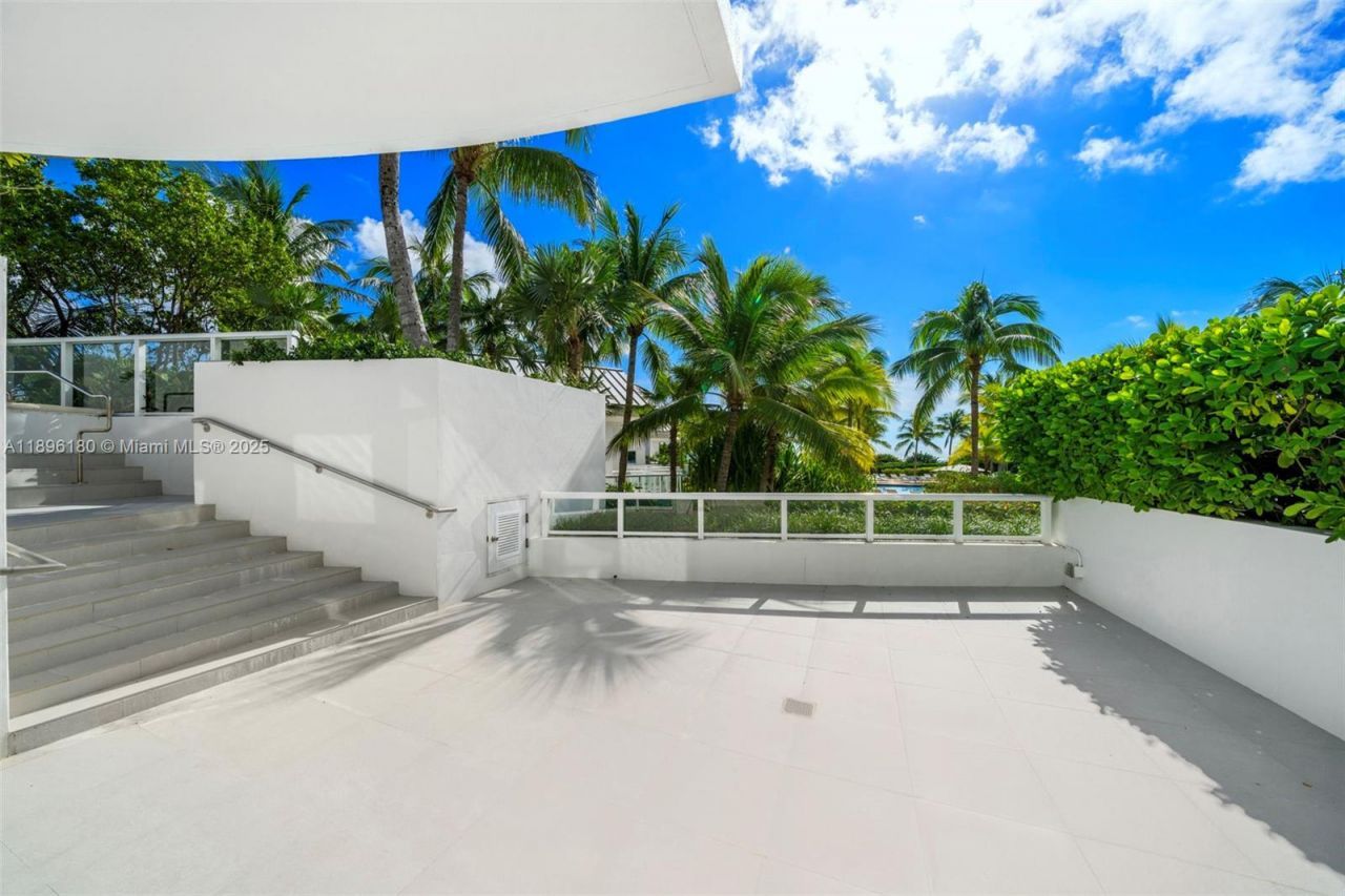 50 S Pointe Dr, Unit TWN7, Miami Beach, FL 33139 Photo