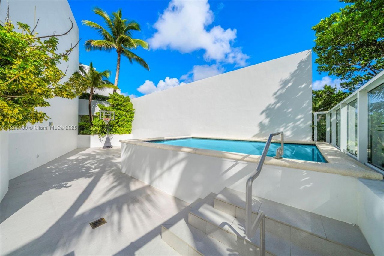 50 S Pointe Dr, Unit TWN7, Miami Beach, FL 33139 Photo