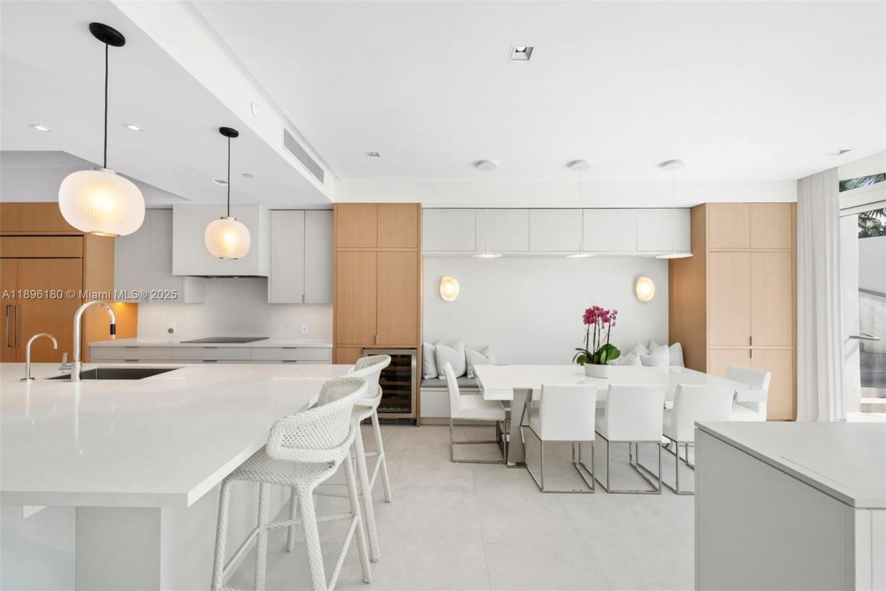 50 S Pointe Dr, Unit TWN7, Miami Beach, FL 33139 Photo