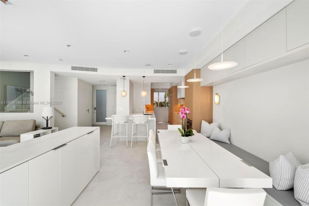 50 S Pointe Dr, Unit TWN7, Miami Beach, FL 33139 Photo