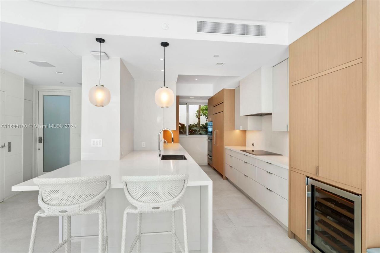 50 S Pointe Dr, Unit TWN7, Miami Beach, FL 33139 Photo