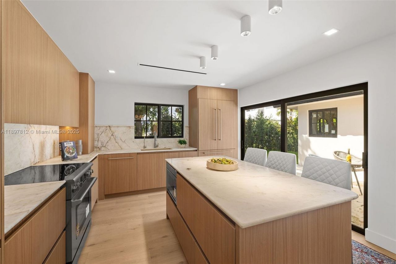 8858 Garland Ave, Surfside, FL 33154 Photo