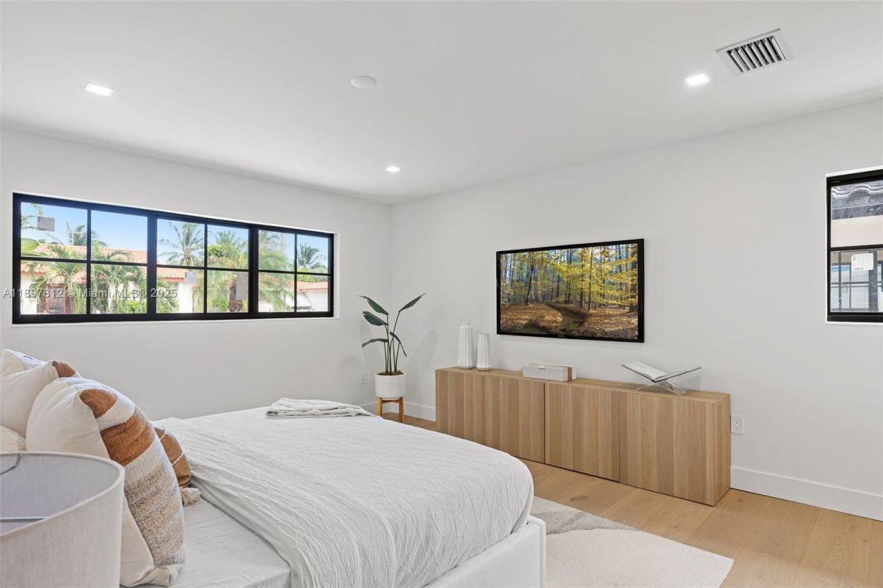 8858 Garland Ave, Surfside, FL 33154 Photo