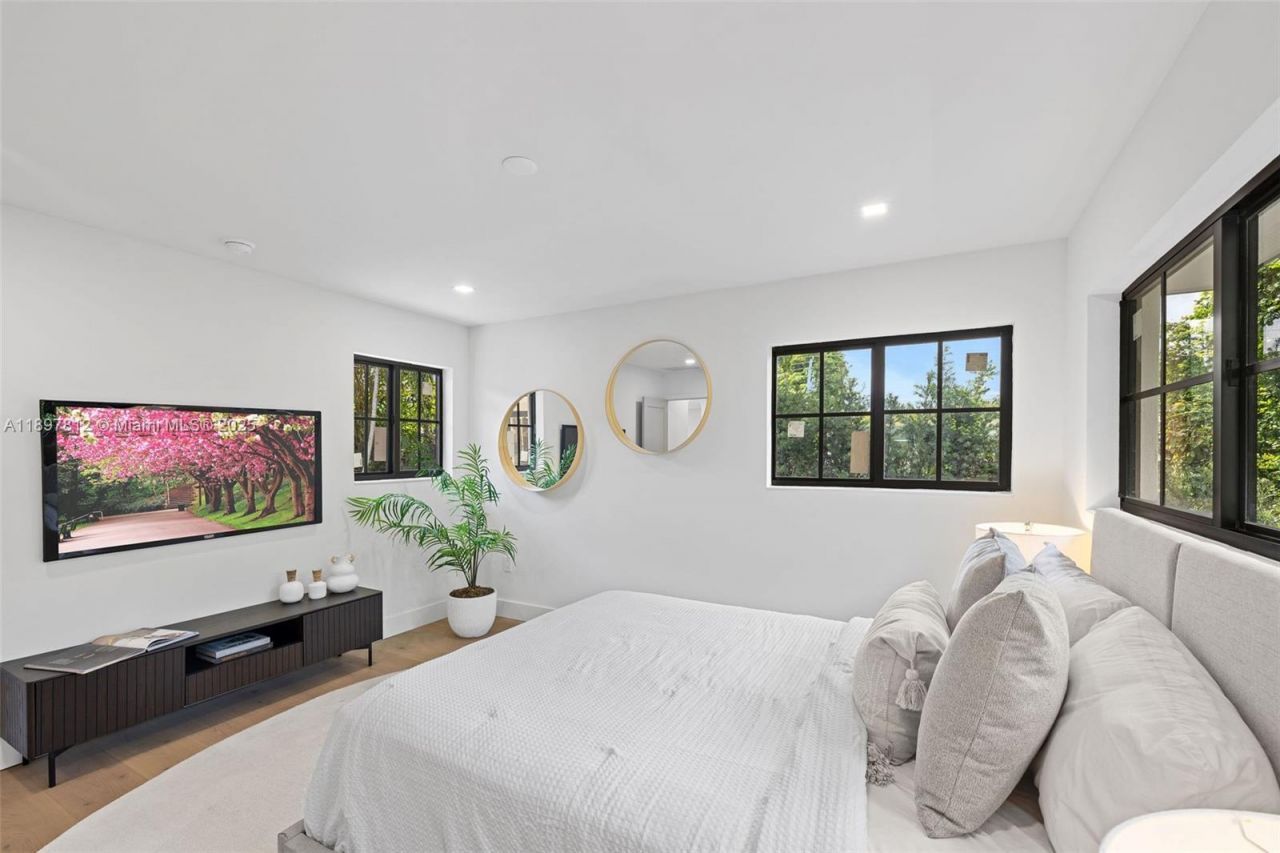 8858 Garland Ave, Surfside, FL 33154 Photo