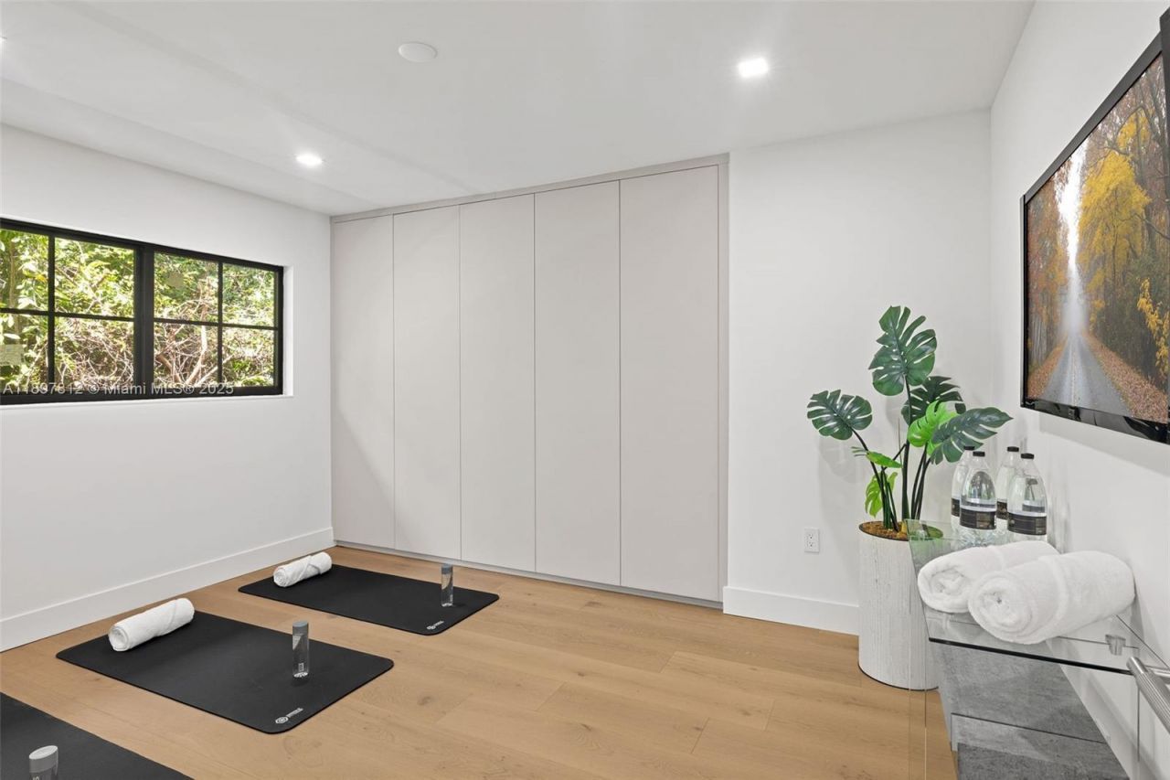 8858 Garland Ave, Surfside, FL 33154 Photo