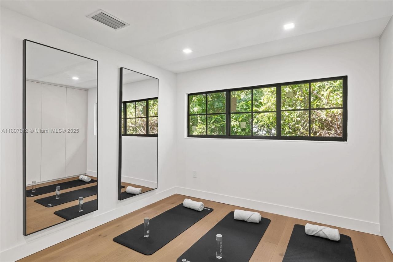 8858 Garland Ave, Surfside, FL 33154 Photo