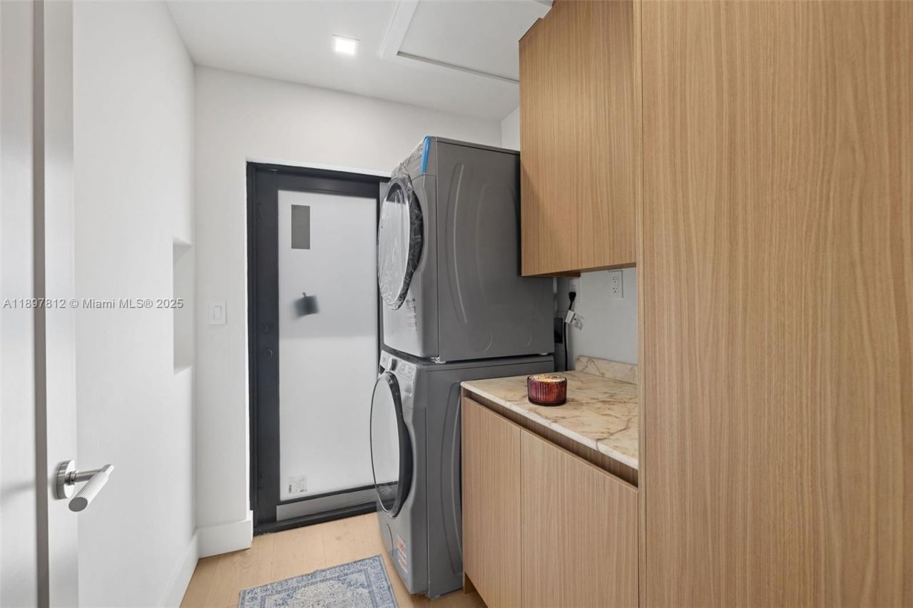 8858 Garland Ave, Surfside, FL 33154 Photo