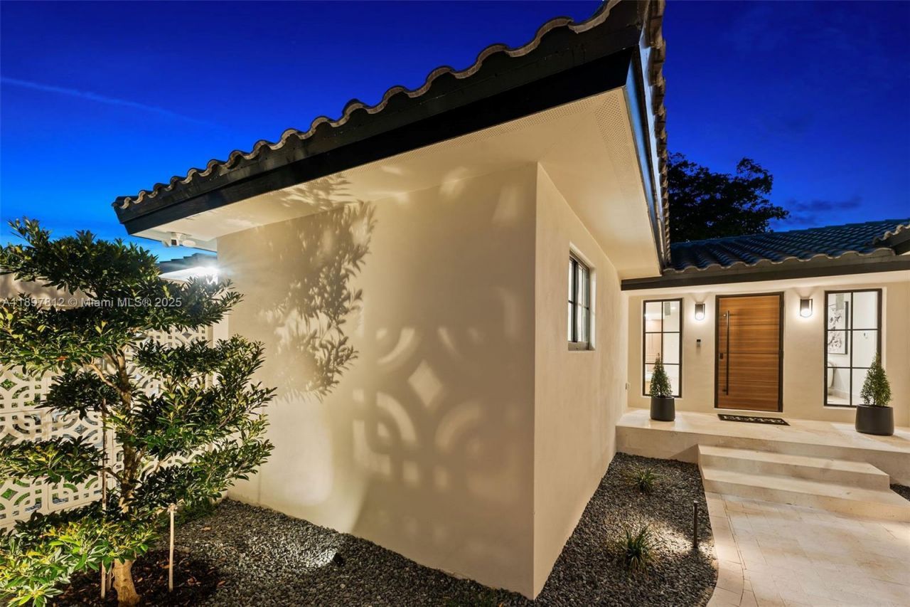 8858 Garland Ave, Surfside, FL 33154 Photo