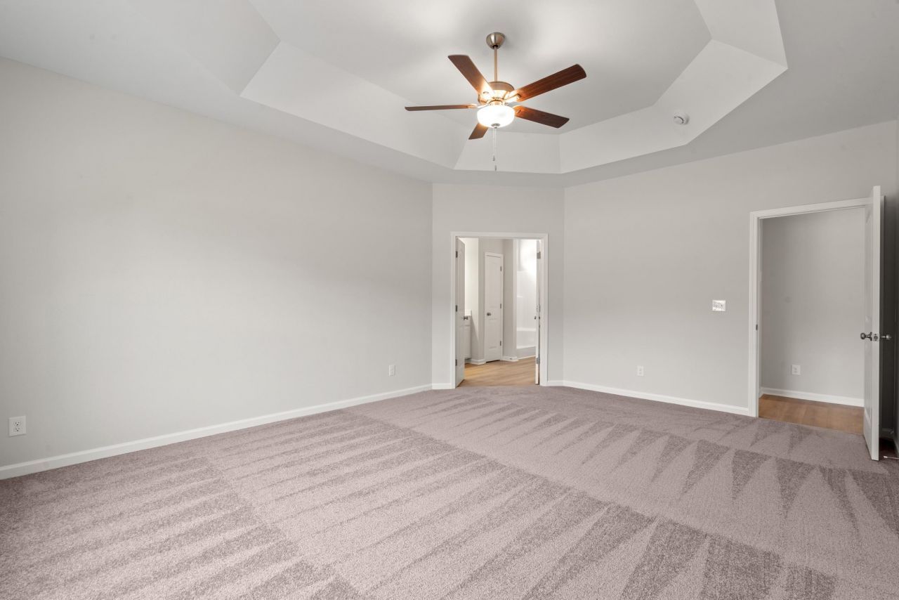 611 Bay St. Photo 10