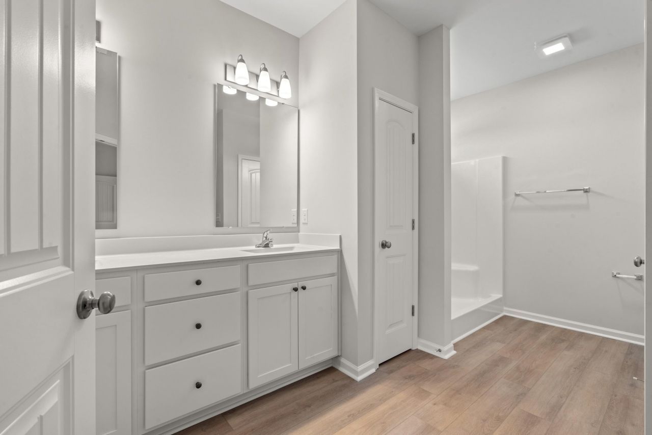 611 Bay St. Photo 11