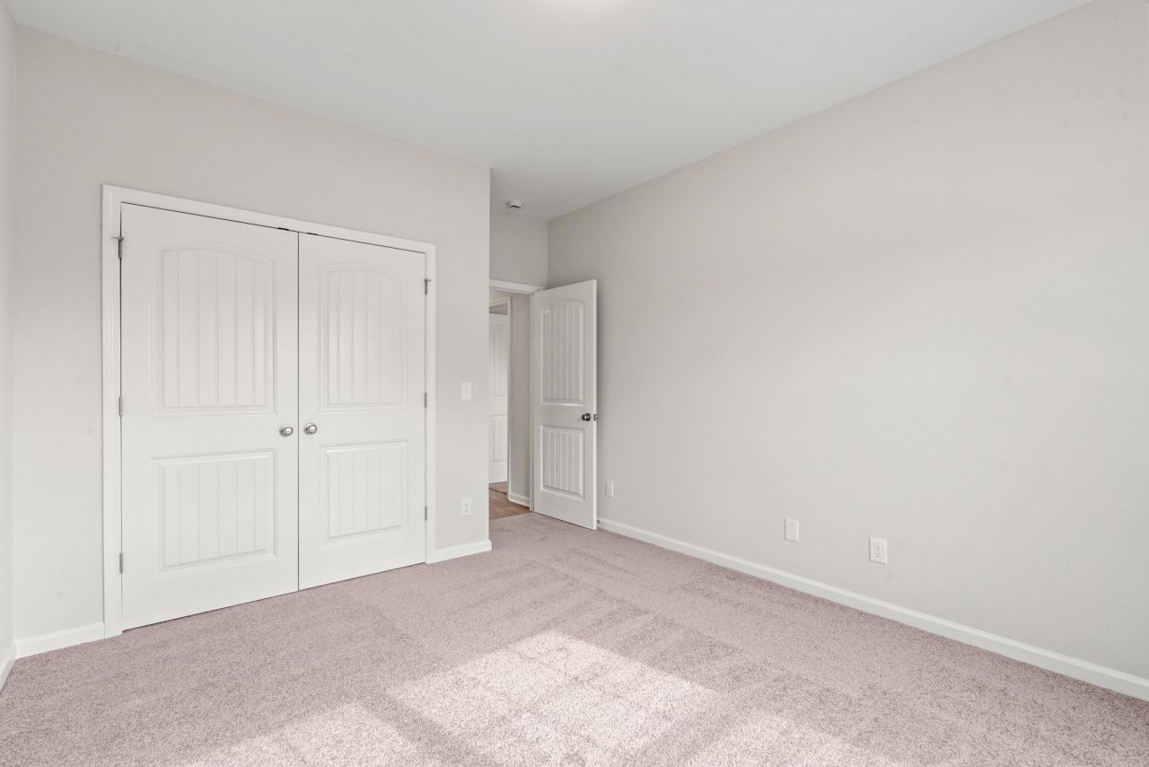 611 Bay St. Photo 12