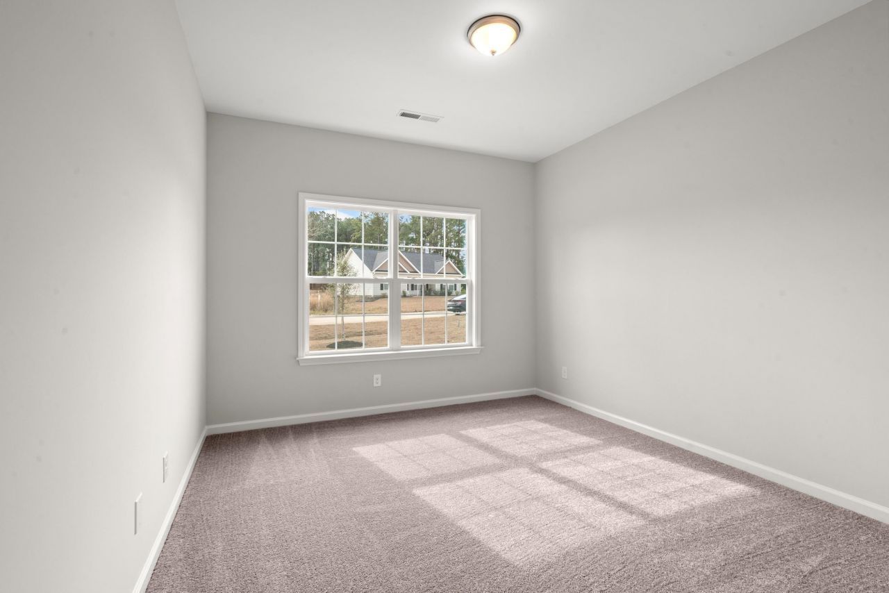 611 Bay St. Photo 13