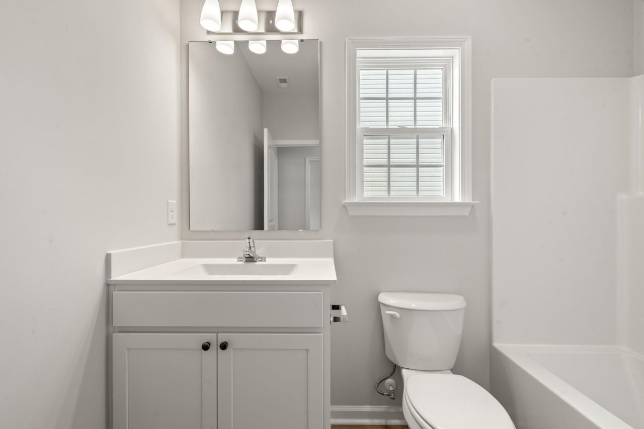 611 Bay St. Photo 14