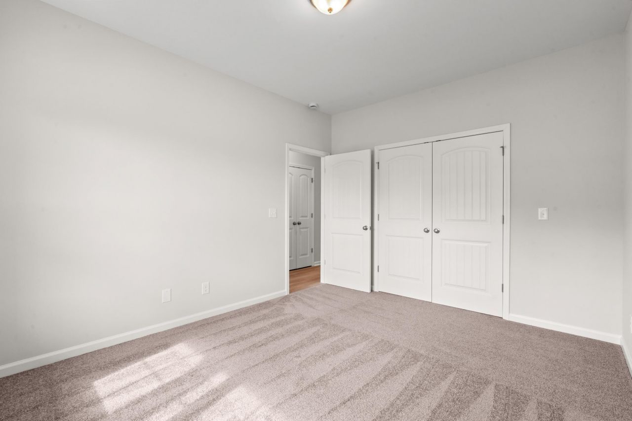 611 Bay St. Photo 15